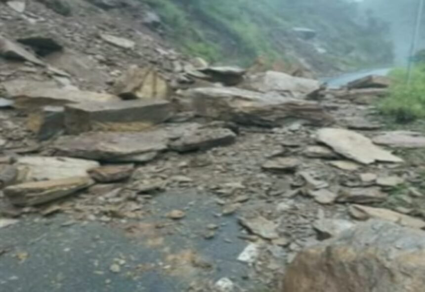 चंबा में भारी बारिश से भूस्खलन और सड़क बंद