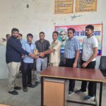 राष्ट्रीय खेल दिवस के मौके पर मुख्य अतिथि छात्रों को सम्मानित करते हुए