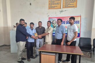 राष्ट्रीय खेल दिवस के मौके पर मुख्य अतिथि छात्रों को सम्मानित करते हुए