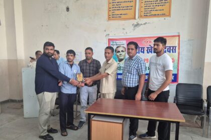 राष्ट्रीय खेल दिवस के मौके पर मुख्य अतिथि छात्रों को सम्मानित करते हुए