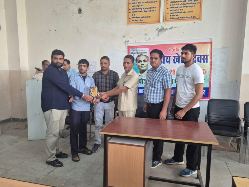 राष्ट्रीय खेल दिवस के मौके पर मुख्य अतिथि छात्रों को सम्मानित करते हुए